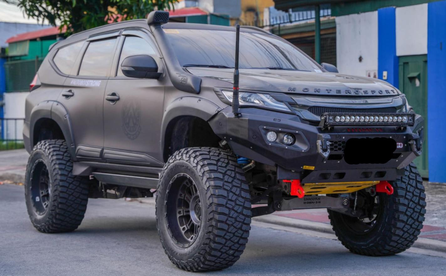 Mitsubishi Pajero Sport / Montero - Front