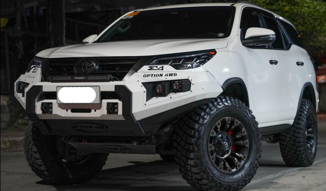Toyota Fortuner - Front